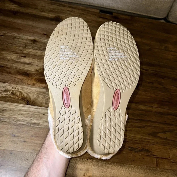 NWT Baretraps Becker Faux Fur Slip On Clog Shoe BRN Wedge Stay Dry Wmn 10 - Picture 9 of 16